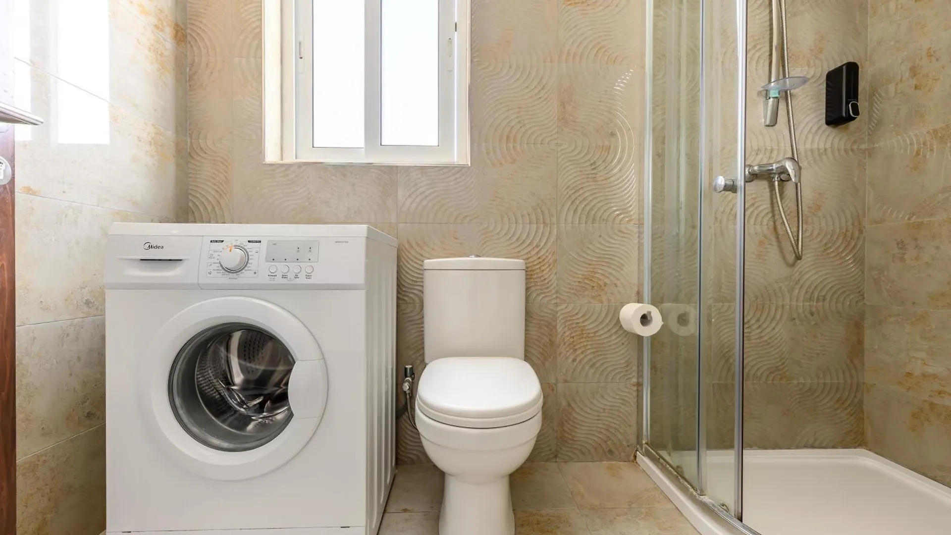 F11 Room 3, Private Room Two Single Beds Shared Bathroom In Shared Flat Msida