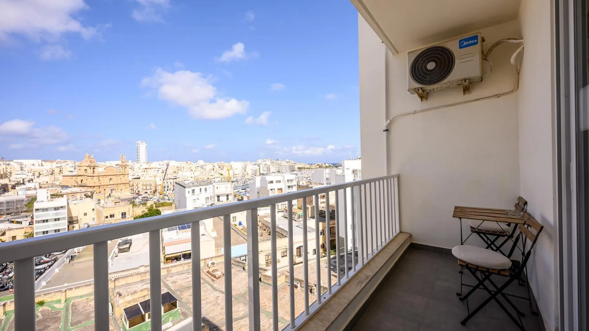 F11 Room 3, Private Room Two Single Beds Shared Bathroom In Shared Flat Msida 0*,  Malta