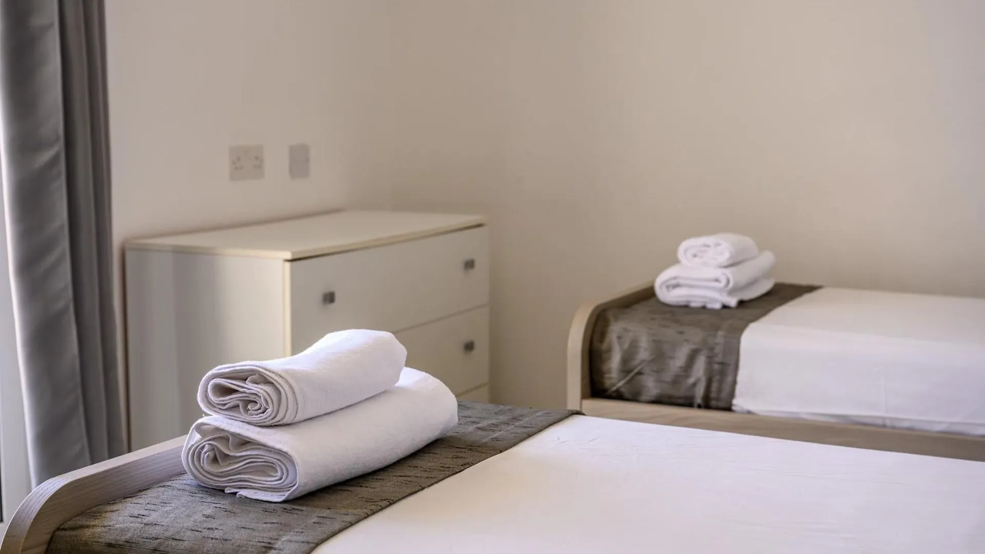 F11 Room 3, Private Room Two Single Beds Shared Bathroom In Shared Flat Msida