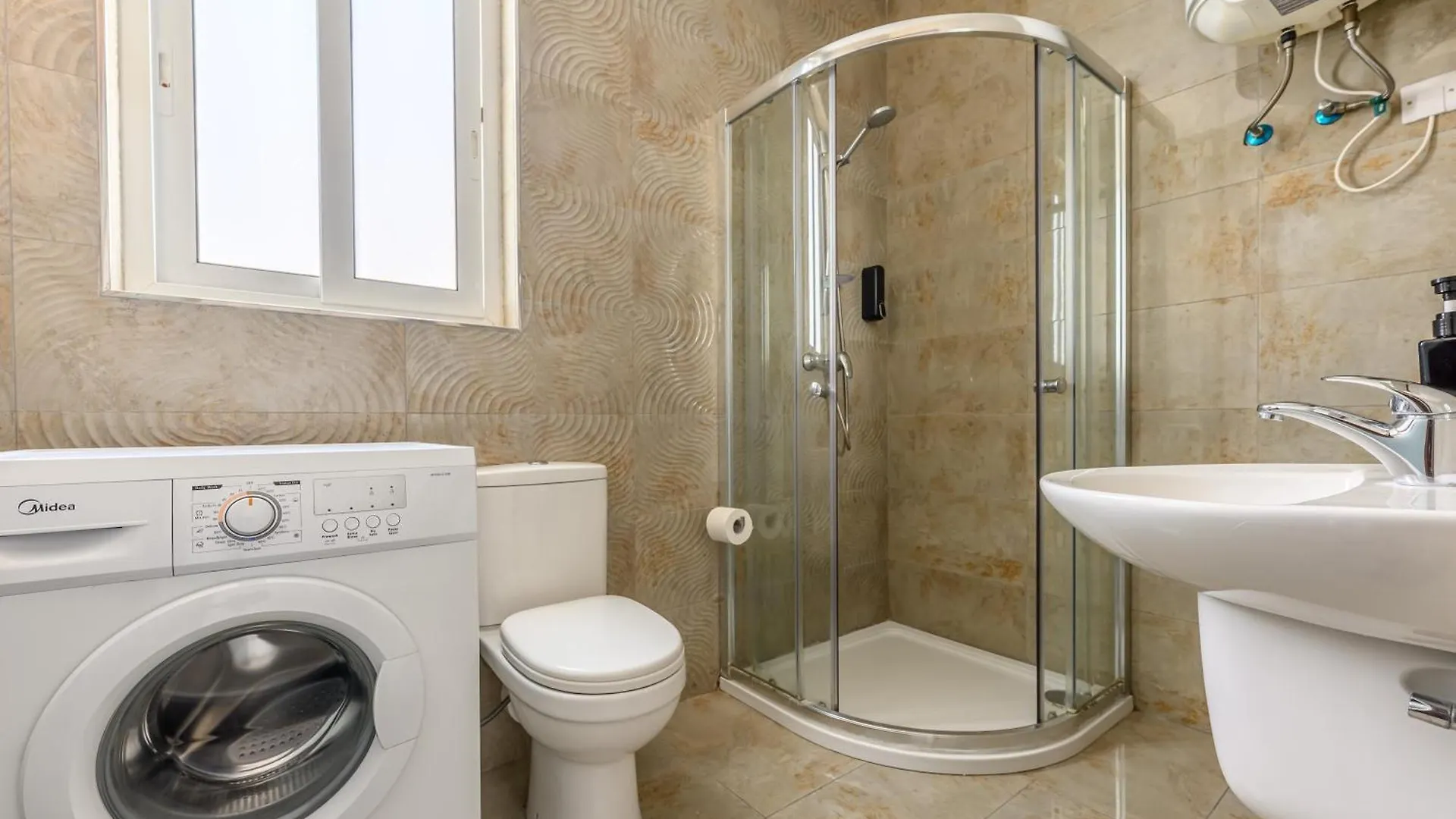 F11 Room 3, Private Room Two Single Beds Shared Bathroom In Shared Flat Msida