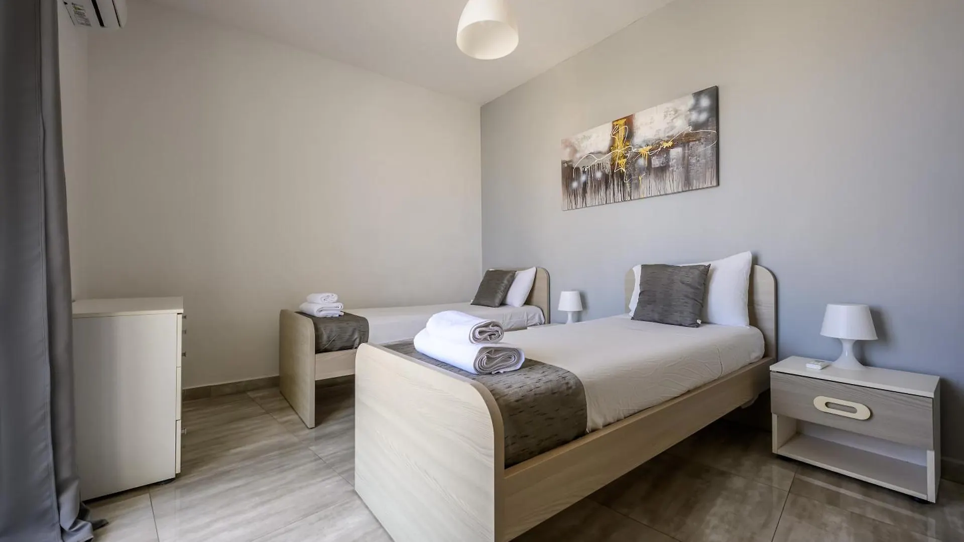 F11 Room 3, Private Room Two Single Beds Shared Bathroom In Shared Flat Msida Homestay
